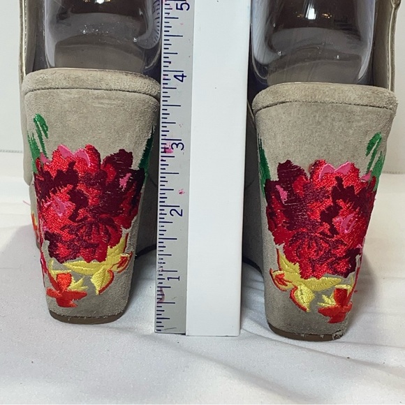 Kenneth Cole Embroidered Wedge Sandals - Tan suede. Floral. Size 6 women’s. - Picture 13 of 13
